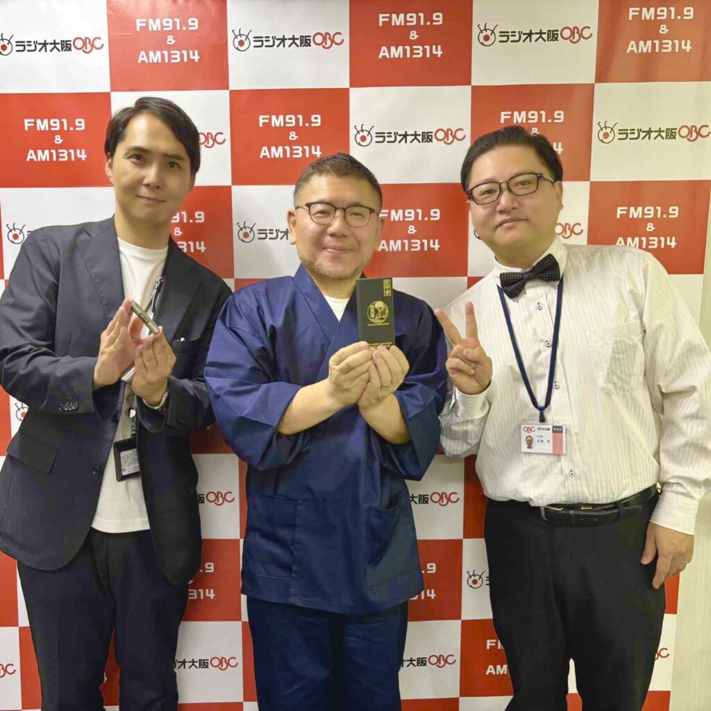 ラジオ大阪「ちょうどえぇラジオ」の生放送に出演させていただきました　左から藤川アナウンサーと文具ソムリエ石津さん