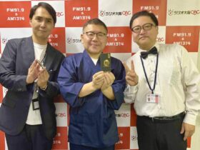 ラジオ大阪「ちょうどえぇラジオ」の生放送に出演させていただきました　左から藤川アナウンサーと文具ソムリエ石津さん